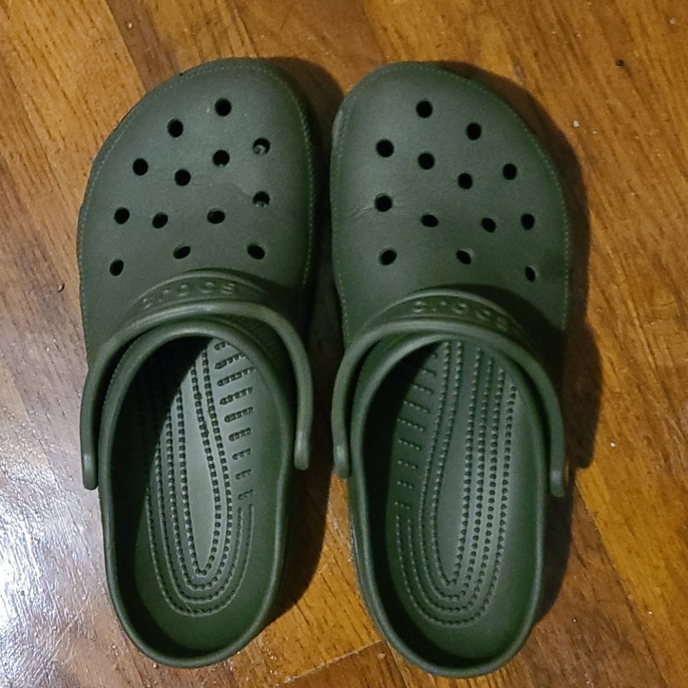 Crocs size 8 men's. 10 women's. Army green